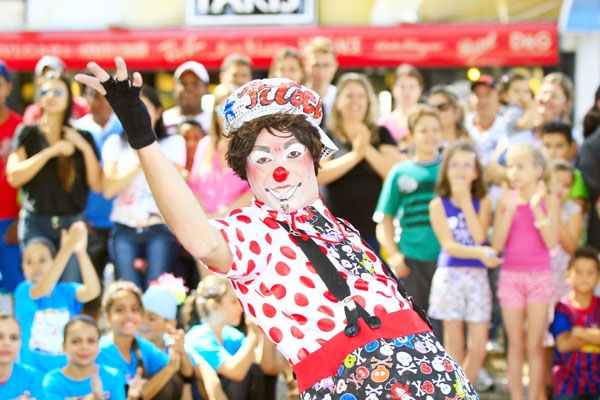 Na abertura do espetáculo, os ‘formandos’ da Escola de Circo apresentaram a Dança dos Palhacinhos